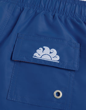 MAILLOT DE BAIN COURT À TAILLE ÉLASTIQUE EN TAFFETAS EMBLÉMATIQUE AVEC BRODERIE ARC-EN-CIEL