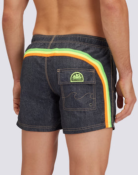 TRAJE DE BAÑO CORTO ICONIC DE TAFETÁN CON CINTURA ELÁSTICA GOLDENWAVE ESTAMPADO DÉNIM