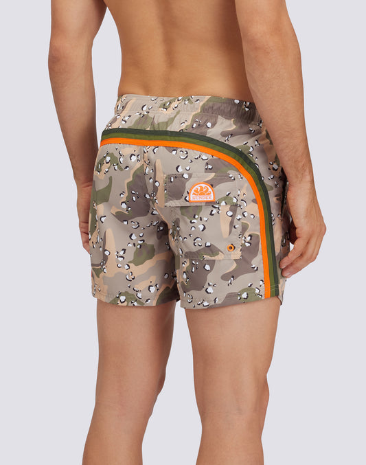MAILLOT DE BAIN COURT À TAILLE ÉLASTIQUÉE REPREVE® AVEC IMPRESSION SPOTTED CAMO