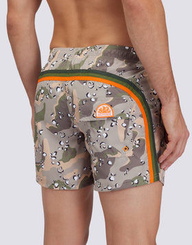 MAILLOT DE BAIN COURT À TAILLE ÉLASTIQUÉE REPREVE® AVEC IMPRESSION SPOTTED CAMO