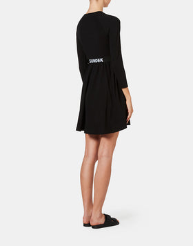 ROBE COURTE À MANCHES LONGUES ET JUPE ÉVASÉE