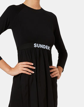 ROBE COURTE À MANCHES LONGUES ET JUPE ÉVASÉE