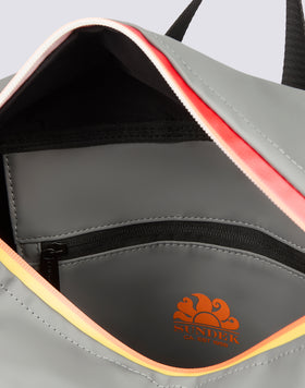 MOCHILA CON CREMALLERA SOLDADA Y ASAS AJUSTABLES ACOLCHADAS