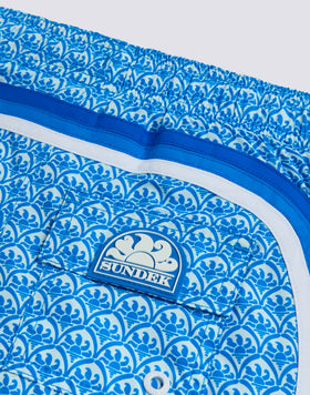 MAILLOT DE BAIN COURT À TAILLE ÉLASTIQUE REPREVE® AVEC IMPRIMÉ MAJOLICA SUNSET