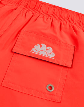 MAILLOT DE BAIN COURT À TAILLE ÉLASTIQUE EN TAFFETAS EMBLÉMATIQUE AVEC BRODERIE ARC-EN-CIEL