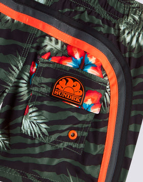 REPREVE® TRAJE DE BAÑO CORTO CON CINTURA ELÁSTICA Y ESTAMPADO JUNGLE HIBI