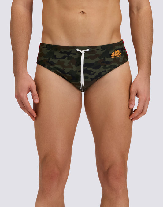 SLIP DE BAIN CAMOU AVEC BANDE LATÉRALE TRICOLORE