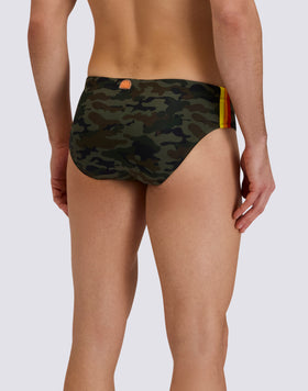 SLIP DE BAIN CAMOU AVEC BANDE LATÉRALE TRICOLORE