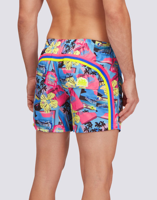MAILLOT DE BAIN COURT À TAILLE ÉLASTIQUÉE REPREVE® AVEC IMPRESSION GREETINGS FROM CALIFORNIA