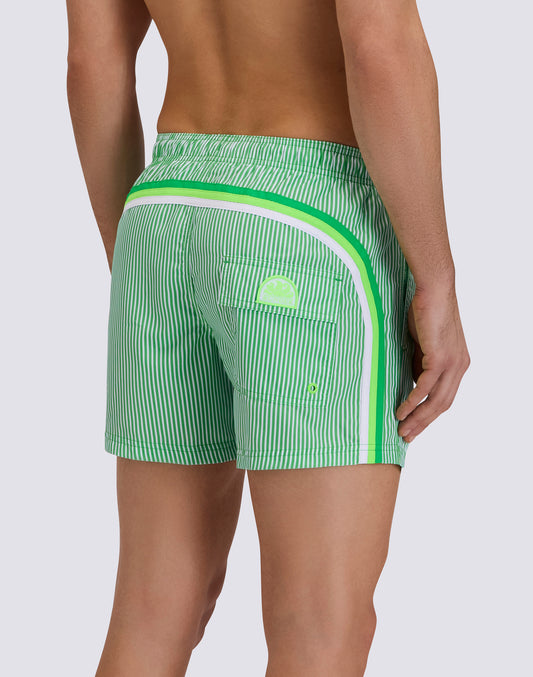 MAILLOT DE BAIN COURT À TAILLE ÉLASTIQUE EN POLYESTER RECYCLÉ REPREVE® AVEC IMPRIMÉ À RAYURES JUICY ET BRODERIE FRUITS