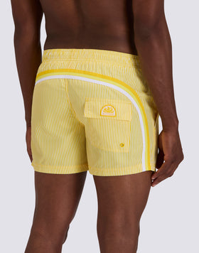 BAÑADOR CORTO DE CINTURA ELÁSTICA DE POLIÉSTER RECICLADO REPREVE® CON ESTAMPADO DE RAYAS JUICY Y BORDADO DE FRUTAS