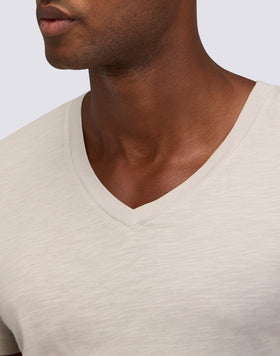 T-SHIRT À COL EN V TEINT DANS LA MASSE