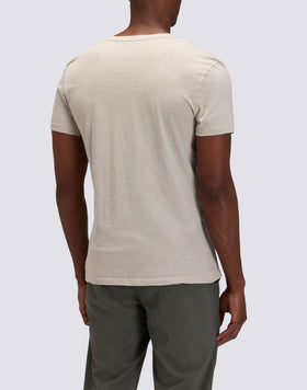 T-SHIRT À COL EN V TEINT DANS LA MASSE