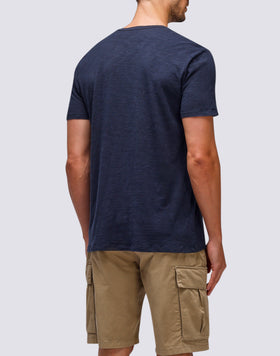 T-SHIRT TEINTÉ EN VÊTEMENT AVEC POCHE