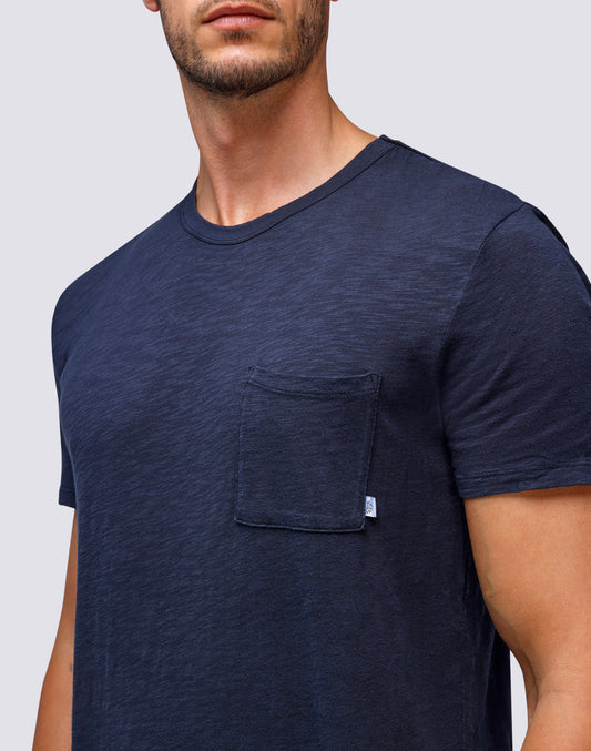 T-SHIRT TEINTÉ EN VÊTEMENT AVEC POCHE