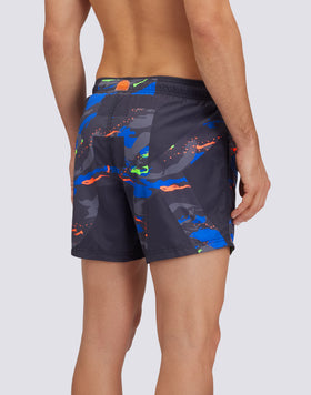 REPREVE® TRAJE DE BAÑO CORTO CON CINTURA ELÁSTICA Y MACRO LOGO ESTAMPADO