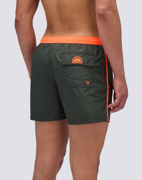 MAILLOT DE BAIN COURT À TAILLE ÉLASTIQUÉE EN TAFFETAS ICONIQUE AVEC PASSEPOILS CONTRASTÉS