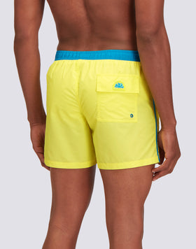 MAILLOT DE BAIN COURT À TAILLE ÉLASTIQUÉE EN TAFFETAS ICONIQUE AVEC PASSEPOILS CONTRASTÉS