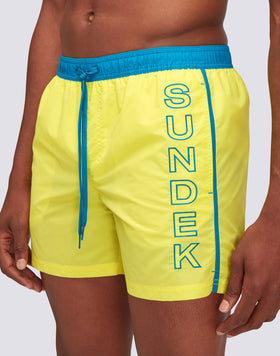 MAILLOT DE BAIN COURT À TAILLE ÉLASTIQUÉE EN TAFFETAS ICONIQUE AVEC PASSEPOILS CONTRASTÉS