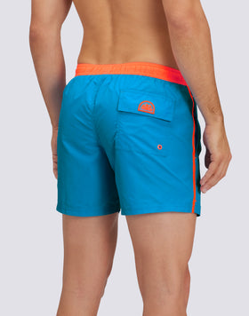 MAILLOT DE BAIN COURT À TAILLE ÉLASTIQUÉE EN TAFFETAS ICONIQUE AVEC PASSEPOILS CONTRASTÉS