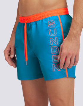 MAILLOT DE BAIN COURT À TAILLE ÉLASTIQUÉE EN TAFFETAS ICONIQUE AVEC PASSEPOILS CONTRASTÉS
