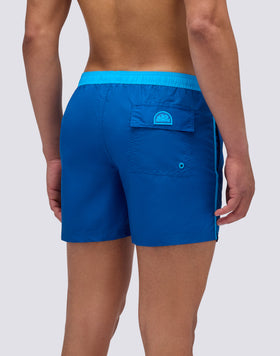 MAILLOT DE BAIN COURT À TAILLE ÉLASTIQUÉE EN TAFFETAS ICONIQUE AVEC PASSEPOILS CONTRASTÉS