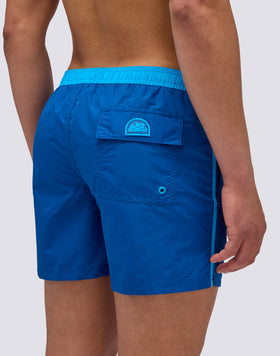 MAILLOT DE BAIN COURT À TAILLE ÉLASTIQUÉE EN TAFFETAS ICONIQUE AVEC PASSEPOILS CONTRASTÉS