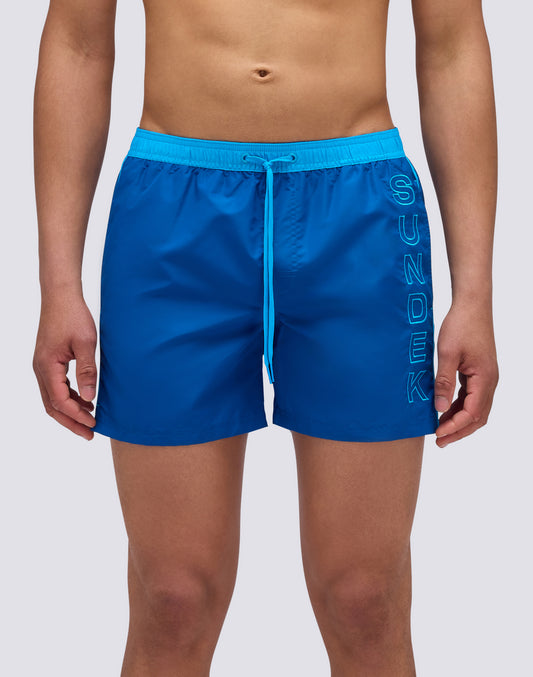 MAILLOT DE BAIN COURT À TAILLE ÉLASTIQUÉE EN TAFFETAS ICONIQUE AVEC PASSEPOILS CONTRASTÉS