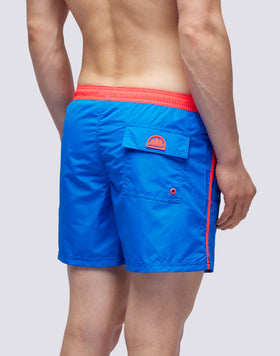 MAILLOT DE BAIN COURT ICONIQUE EN TAFFETAS AVEC PASSEPOIL CONTRASTÉ