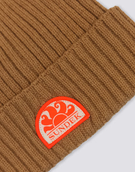 GORRO CON PARCHE ICÓNICO