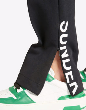 PANTALON AVEC ZIP SUR LE CÔTÉ